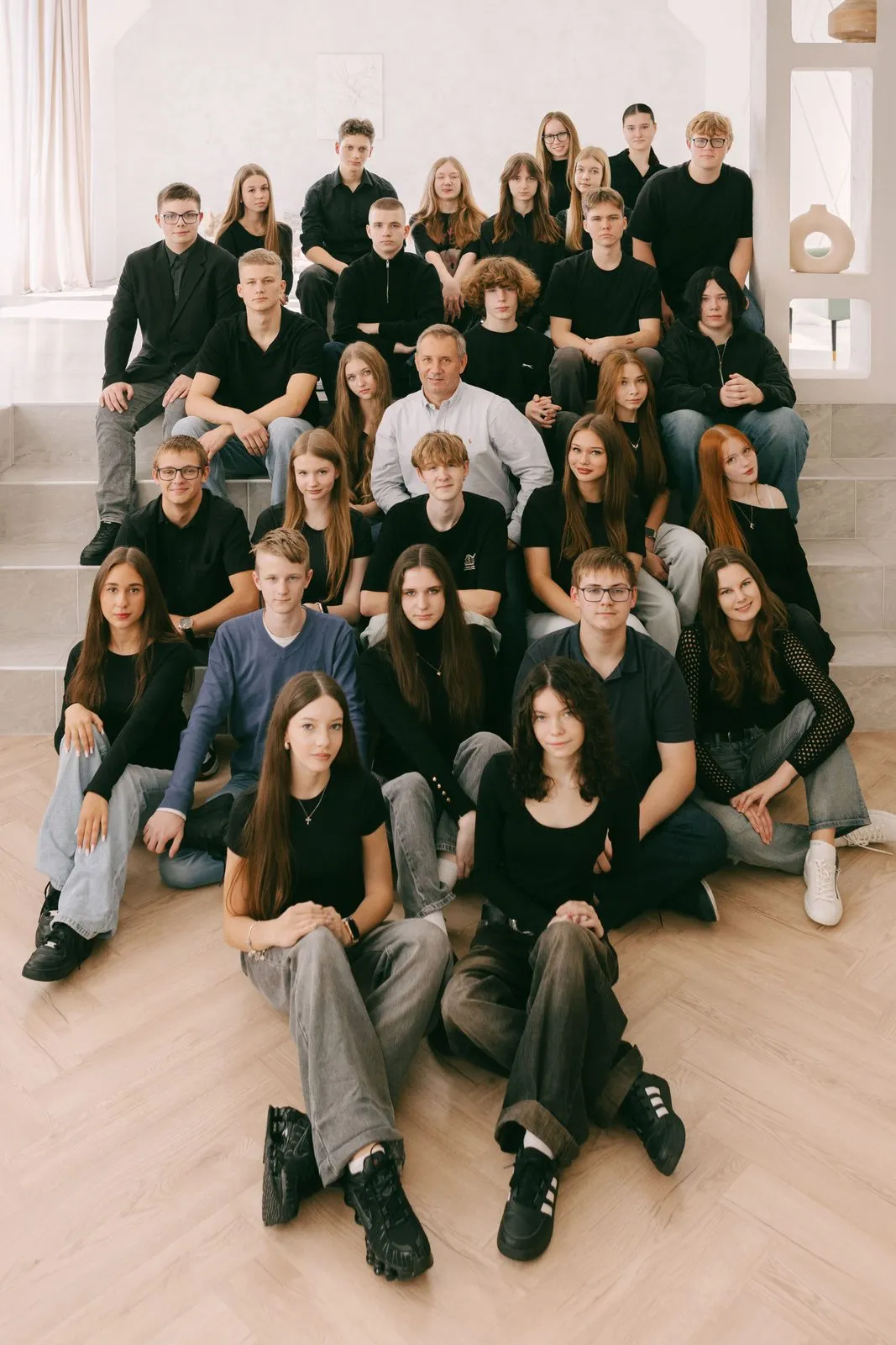Общее фото класса на лестнице
